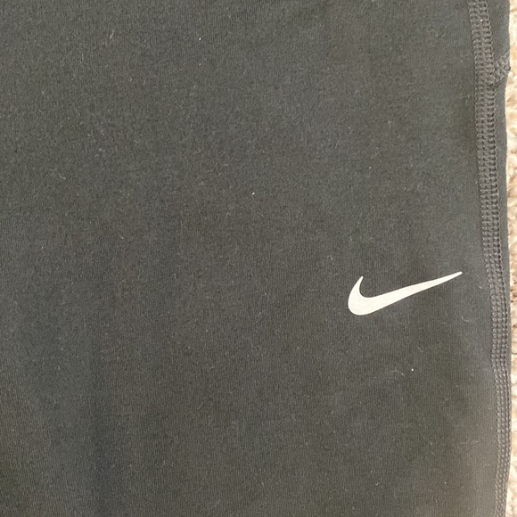 Black Nike leggings perfect for the gym or leisure wear - Picture 2 of 4
